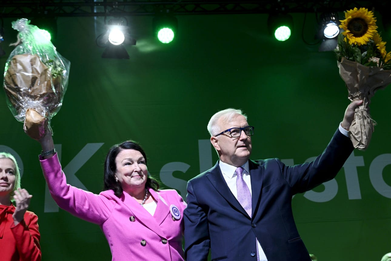 Olli Rehn sanoo haluavansa erottautua presidenttiehdokkaana arvojensa, tavoitteidensa ja kokemustensa ohella myös toimintatavoillaan. Kuvassa vasemmalla puoliso Merja Rehn. LEHTIKUVA / Heikki Saukkomaa