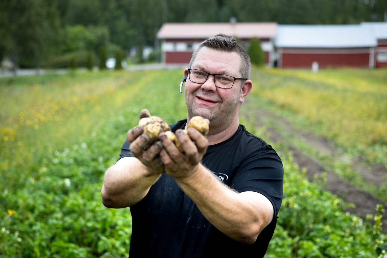 – Olen todella positiivisesti yllättynyt, miten nuorempia ja vanhempi väki on käynyt kaivamassa itselleen perunoita, jalasjärveläinen maatalousyrittäjä ja koneurakoitsija Seppo Korpi kertoo.