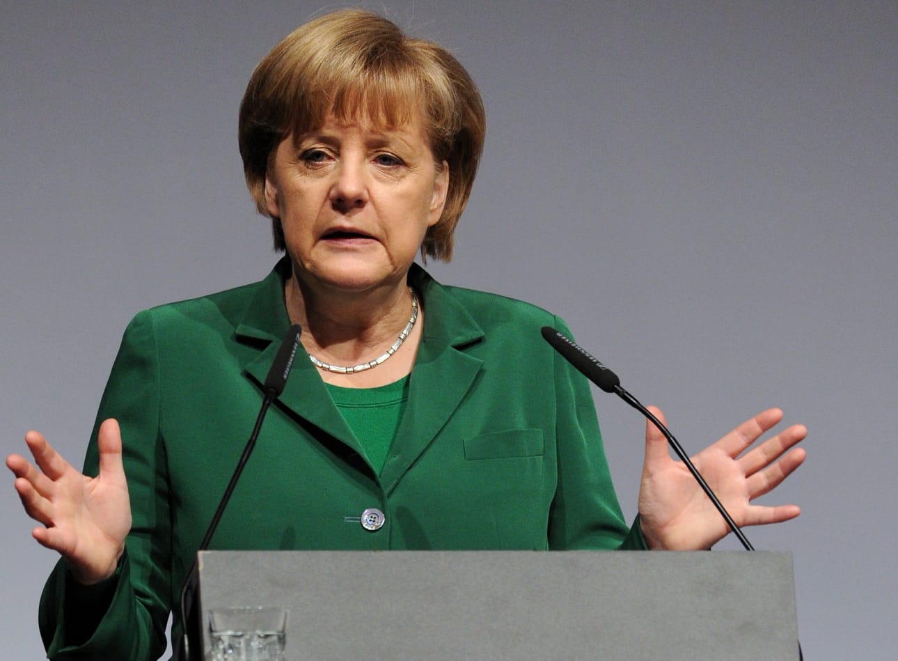 Kreikan pääministerin kanslian mukaan liittokansleri Angela Merkel olisi ehdottanut euroäänestystä presidentti Karolos Papouliasille puhelinkeskustelussa.