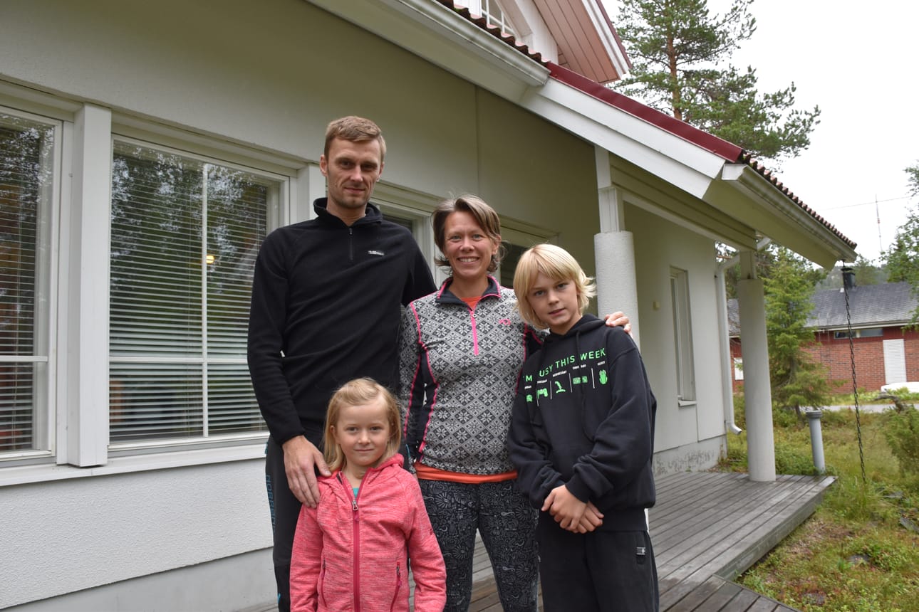 Thomas, Sara Li ja Max Marius Humberset sekä Pia Lustig heidän Rukan kotinsa edessä. Perheen muuttaessa heidän vaasalaiset tuttavansa ihmettelivät, kuinka rohkea perhe onkaan lähtiessään vuodeksi uudelle paikkakunnalle. Lustig ja Humberset eivät kuitenkaan näe muuttoa rohkeuden mittarina. Löysimme vain motivaation lähteä hetkeksi pois normaalista arjesta, Lustig toteaa.