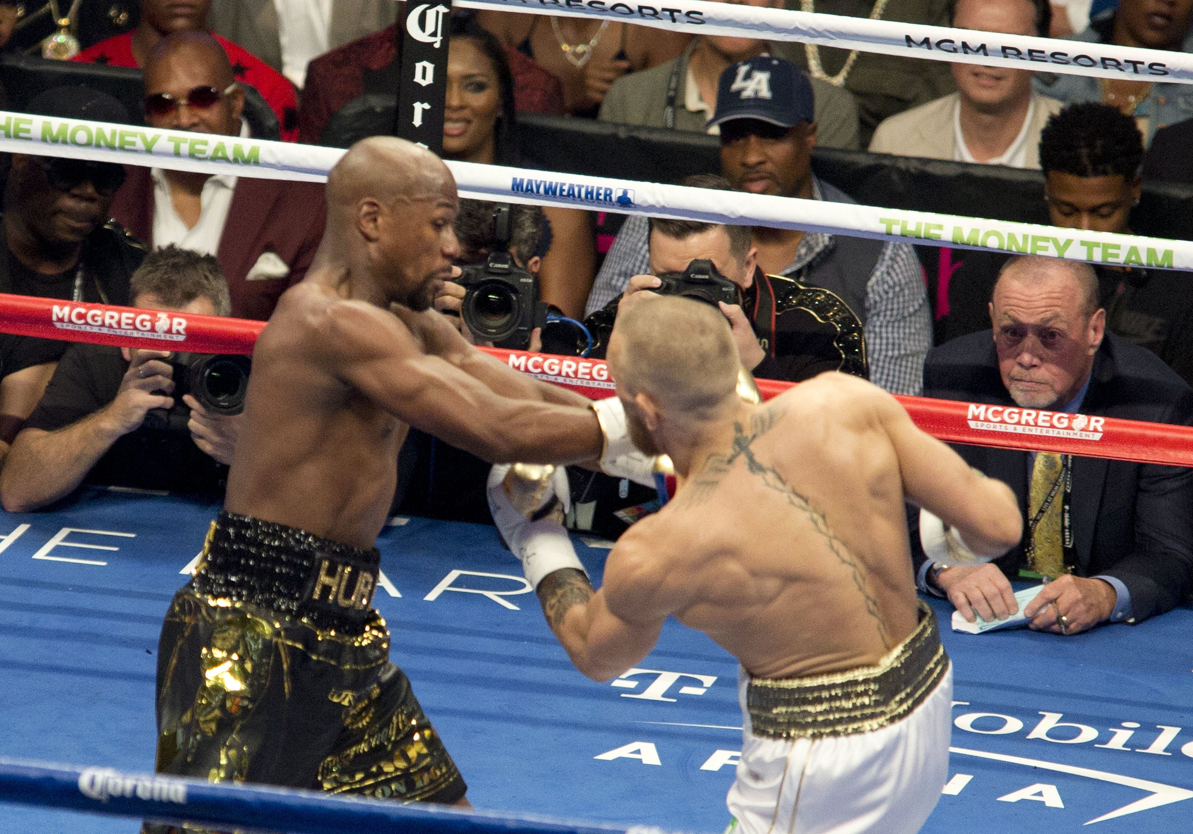 Floyd Mayweather (vas.) voitti Conor McGregorin teknisellä tyrmäyksellä.