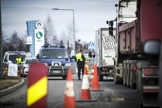 Länsirajaliikenteen tarkastusta on tehty jo viime vuoden maaliskuusta lähtien muun muassa Tornion ja Haaparannan välisellä rajalla. Keskiviikosta lähtien käytännön työssä rajoilla voi tulla enemmän ihmisten ohjaamista testeihin, mutta vielä tätä ei konkreettisesti tiedetä. KUVA: Jussi Leinonen/Arkisto