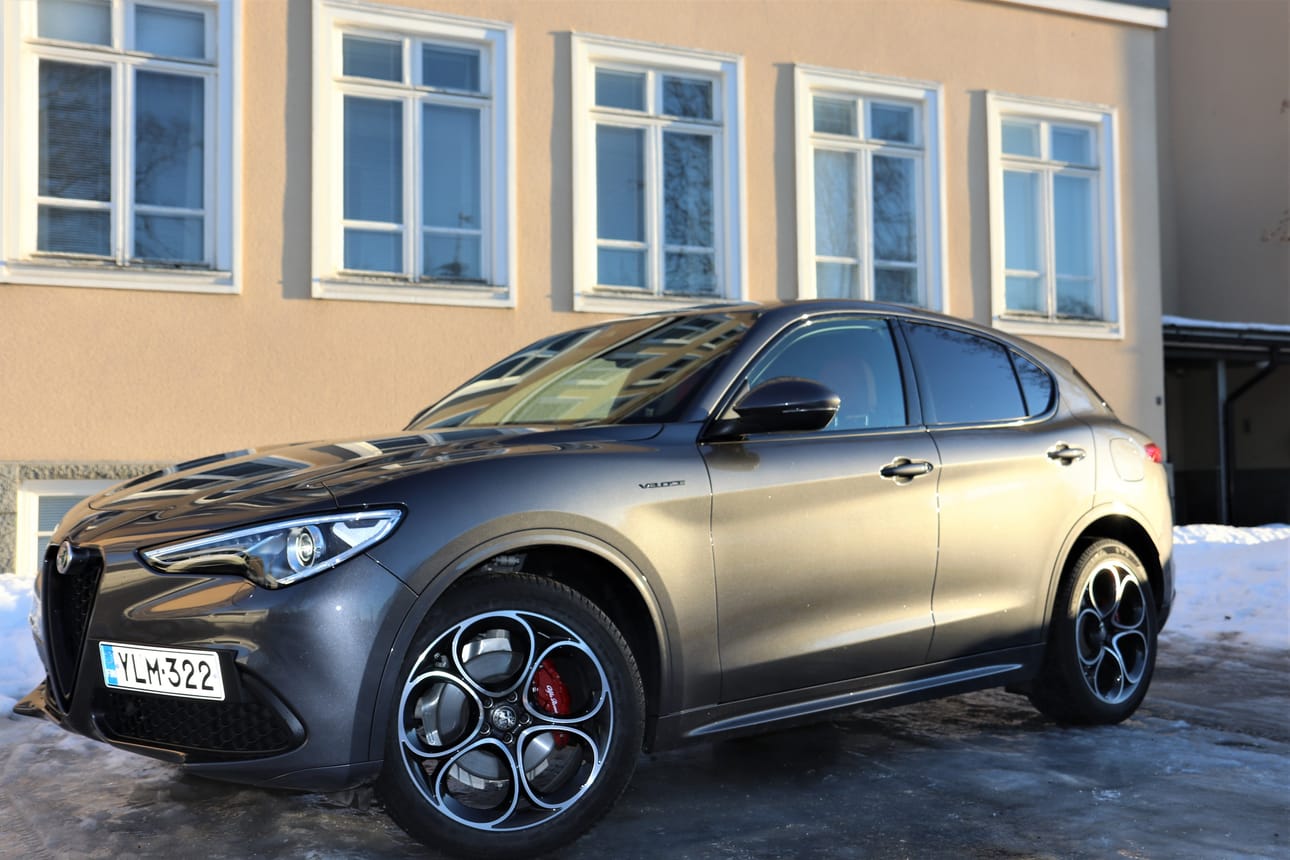 Stelvion aistikkaat korilinjat ja sulavat muodot osoittavat, että italialainen autoteollisuus on aina parhaimmillaan korimuotoilussa. Sikäläisen ajattelun mukaan auton on oltava aina kaunis katsella – varsinkin yöllä ja laskevan auringon valossa. Korin vesuviuksenharmaa ulkoväri maksaa 1700 euroa ekstraa.