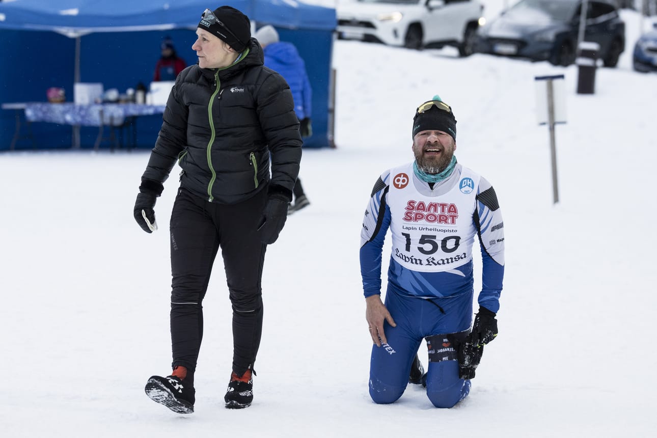 Ritva ja Markus Ronkainen viihtyvät hiihtokilpailuissa. Arkistokuva viime joulukuulta Ounasvaaran Ensilumenkisoista, joissa molemmat olivat tositoimissa. Markuksella kympin lenkki otti koville.