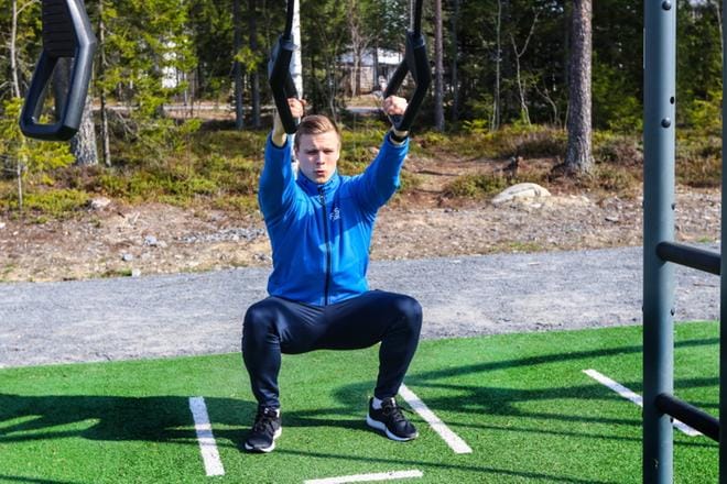 Kyykky. Syvää kyykkyä helpottaa, kun ottaa tuen köysistä. Selkä pysyy neutraalissa asennossa liikkeen ajan ja polvet liikkuvat jalkaterän suuntaisesti. KUVAT: ANNA-PIA AHOLA