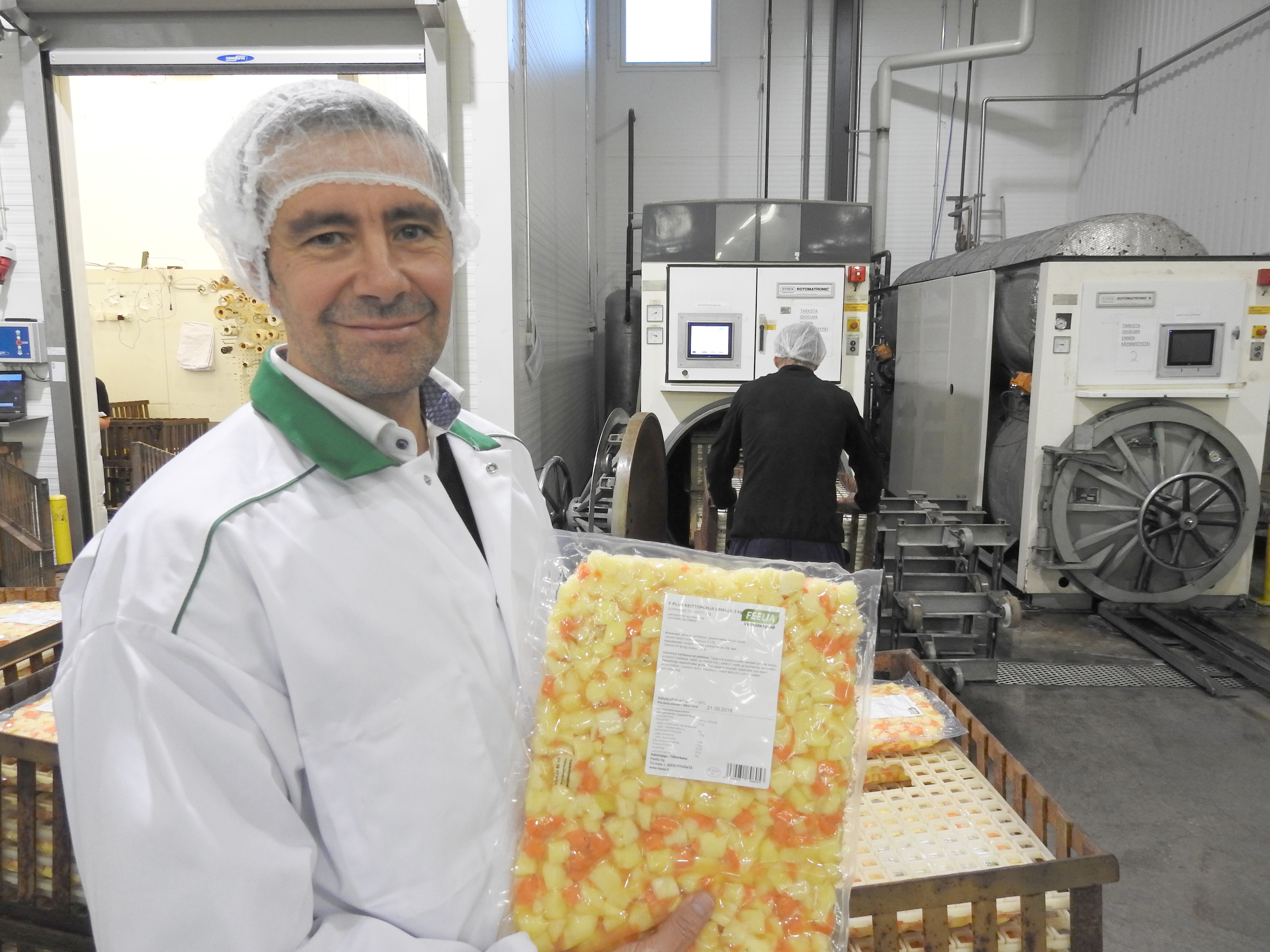 Feelian toimitusjohtaja Jukka Ojalalla on kädessään keittopohja, joka säilyy jääkappilämpötilassa puolisen vuotta.