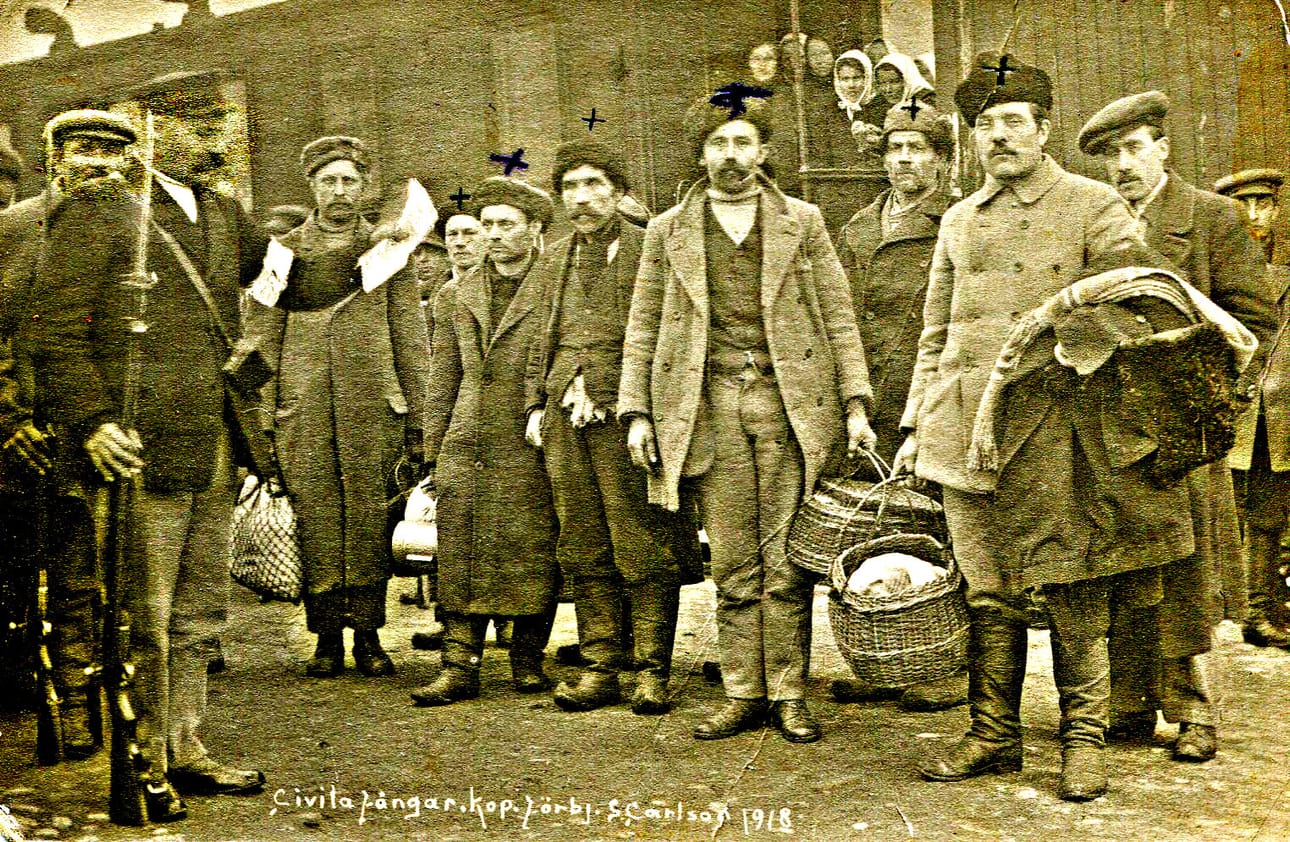 Kuvan alalaidassa on ruotsinkielistä tekstiä ja vuosiluku 1918.