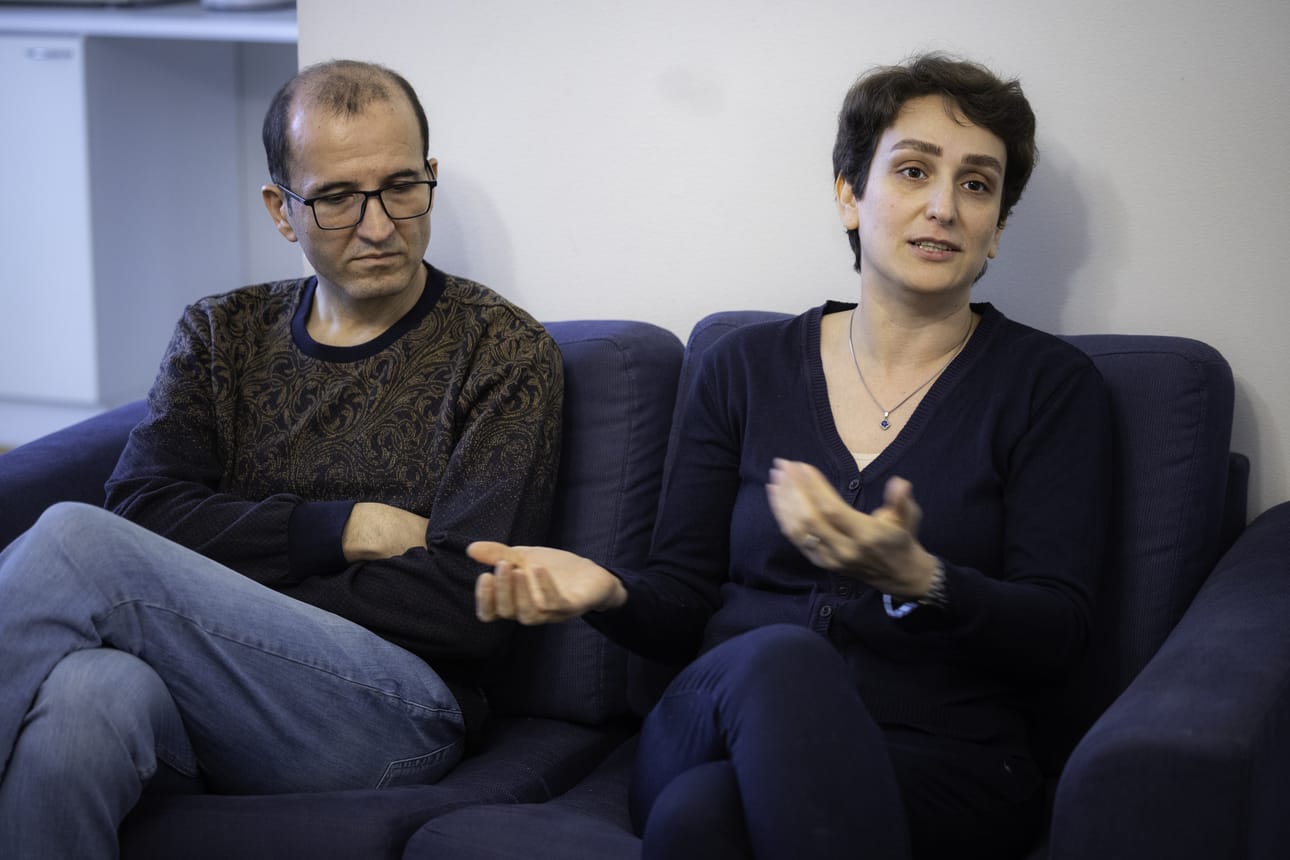 Davoud Dodeleh ja Sara Kordi ovat asuneet Suomessa pian neljä kuukautta. Työnsaannin vaikeus yllätti pariskunnan. Kordi opiskelee Vaasan yliopistossa ja Dodeleh etsii kuumeisesti töitä.