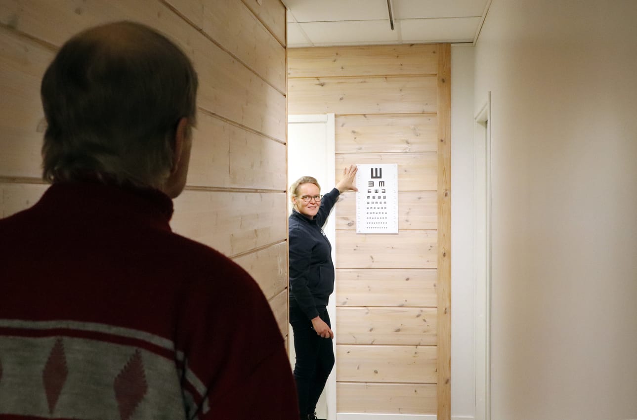 Ajokorttia tai sen uusimista varten voi tarvita lääkärinlausunnon tarpeeksi hyvästä ajoterveydestä. Sinikka Illikaisen Alina on yksi palveluntarjoajista Pudasjärvellä, sillä tarkastusta ei saa enää julkisen terveydenhuollon puolella.