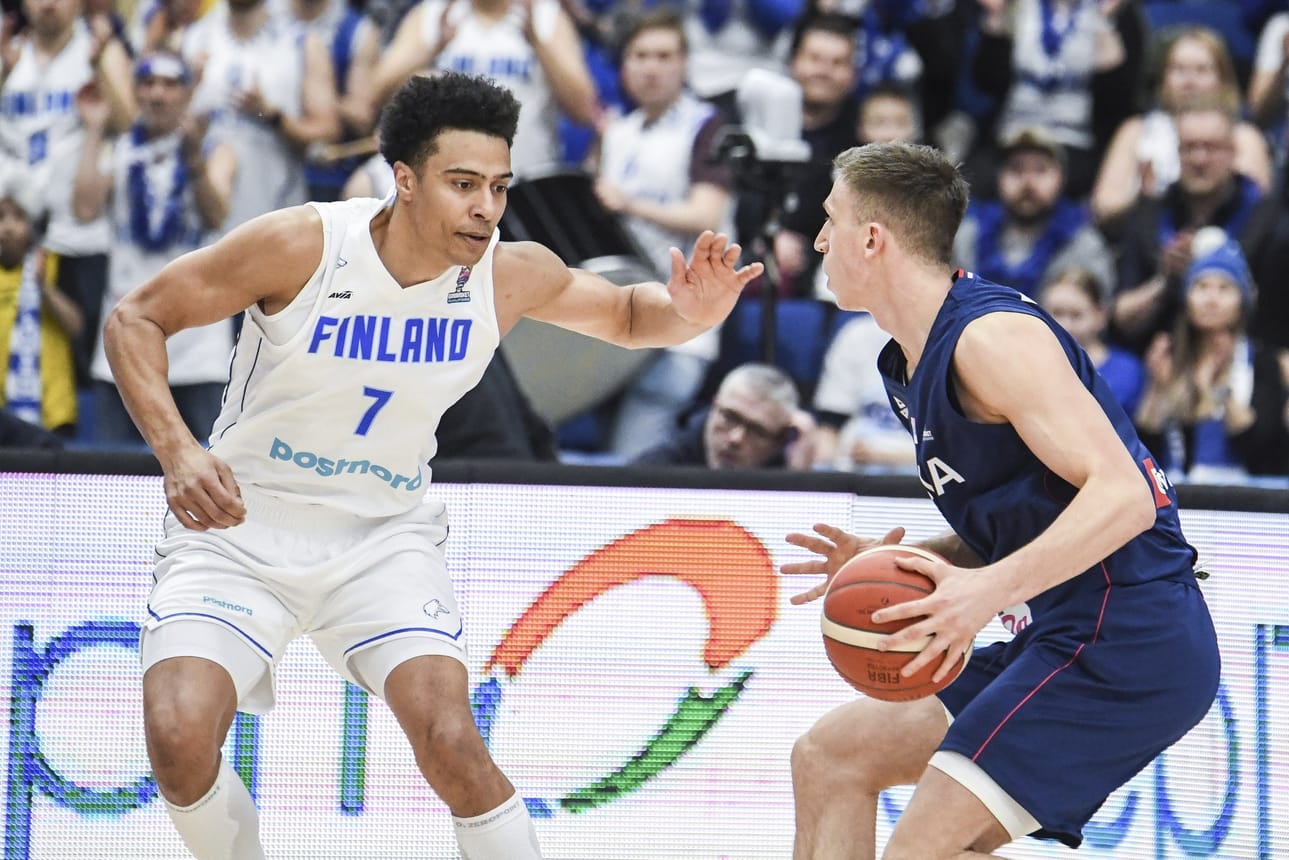 Suomi ei onnistunut ottamaan voittoa Serbiasta EM-avauksessa. Kuvassa Shawn Huff (vas.) ja Aleksa Radanov.