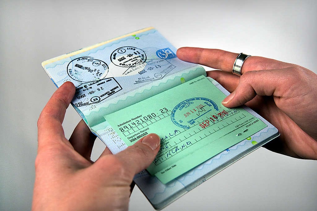 Turistin I-94w-maahantulokortti jäi passin väliin, vaikka se olisi pitänyt luovuttaa maasta poistuttaessa.
