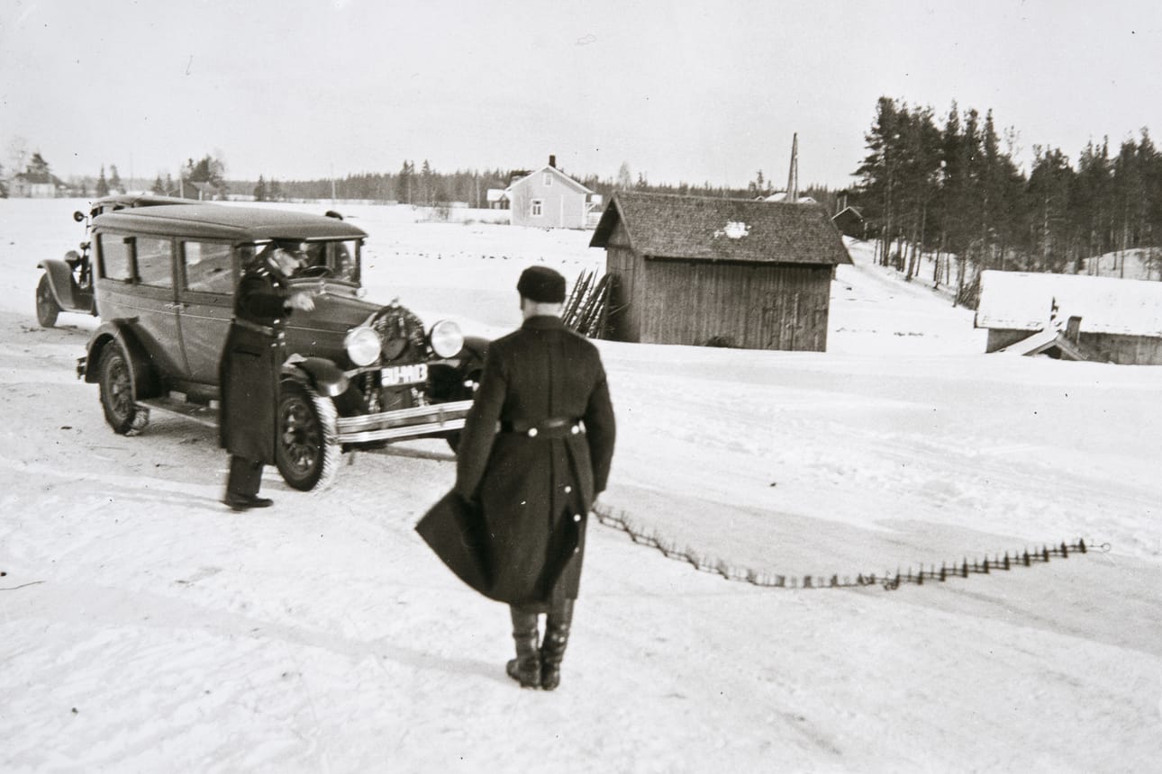 Poliisin pystyttämä tiesulku Mäntsälään johtavalla tiellä talvella 1932. Järjestyksenvalvojista oli pulaa koko maassa.