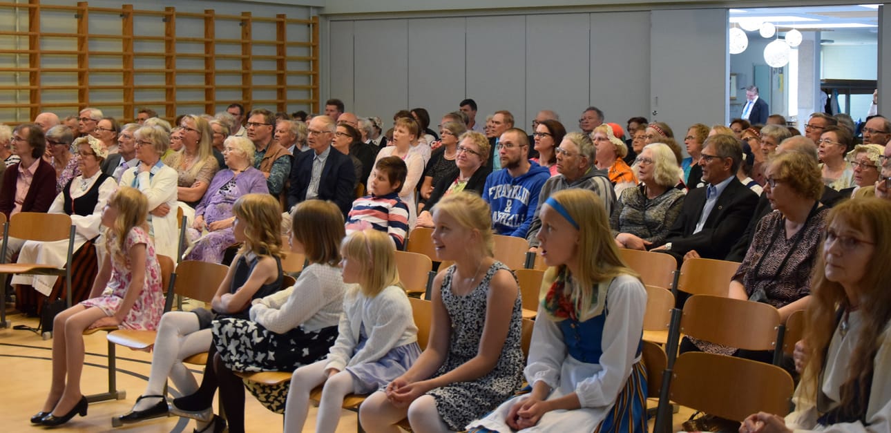 Kotiseutujuhla täytti lukion salin.
