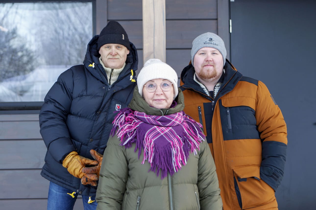 Eemeli Hekkanen (oik.) on Nuorgamin lomakeskuksen uusi omistaja. Hänen äitinsä, aiempi omistaja Marjatta Holmberg jatkaa perheyrityksen työntekijänä. Perheen isä Raimo Hekkanen jatkaa toimitusjohtajana.