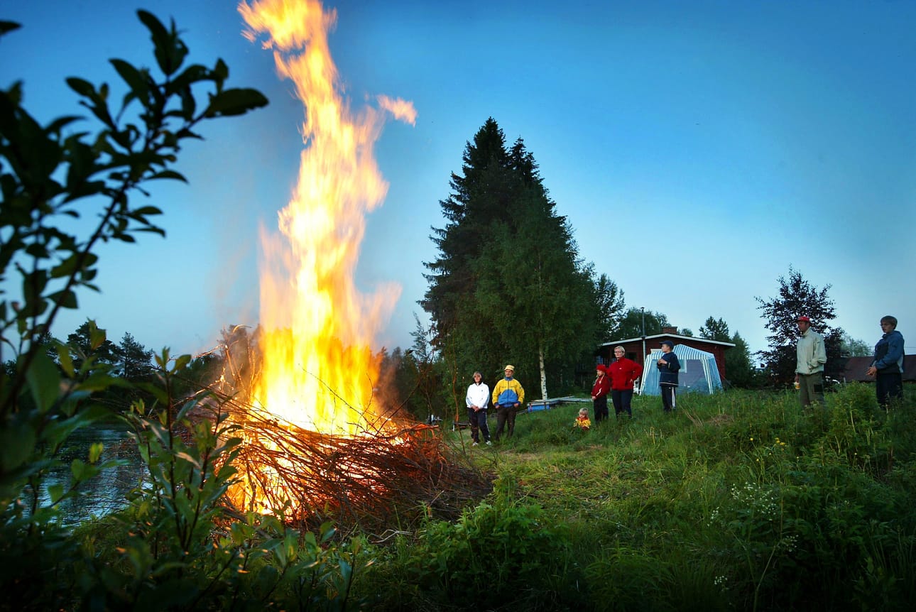 Juhannuskokon polttoa sadekuurot saattavat vaikeuttaa.