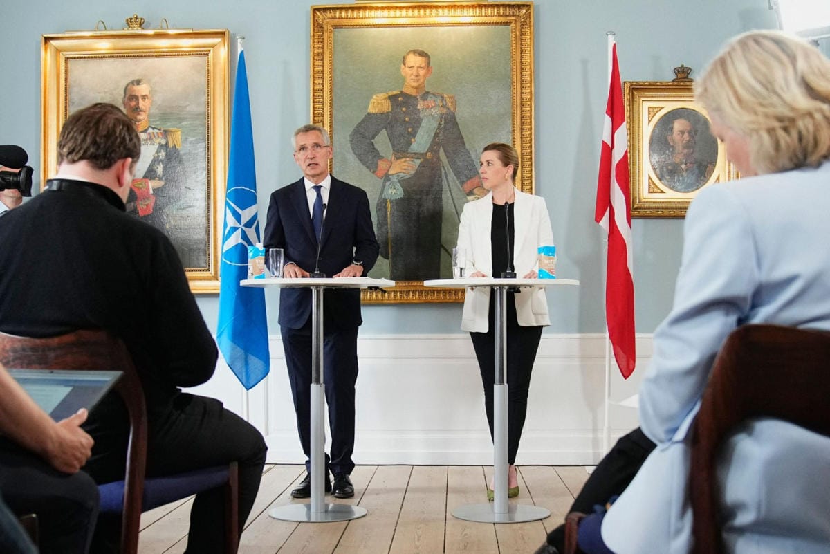 Stoltenberg kommentoi asiaa lehdistötilaisuudessa, jossa oli mukana myös Tanskan pääministeri Mette Frederiksen. LEHTIKUVA/AFP