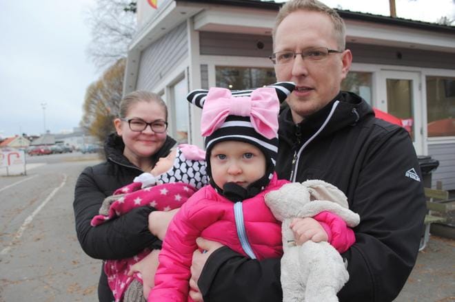 Timo Peltokangas haluaa antaa puolet palkinnostaan avopuolisolleen Erika Kaunistolle. Lapset, 2-vuotias Sofia ja puolivuotias Senni, ovat molemmille kaikki kaikessa. KUVA:EEVA-LIISA KULJU
