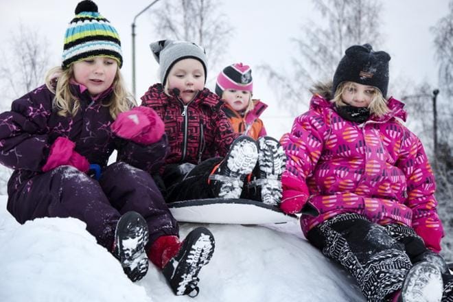 Eskari-ikäiset Milla Näykki, Enni Piri ja Minttu Luoma viihtyvät Ruotsalan koulun liukurimäessä. KUVA: JUHA AHO-PYNTTÄRI