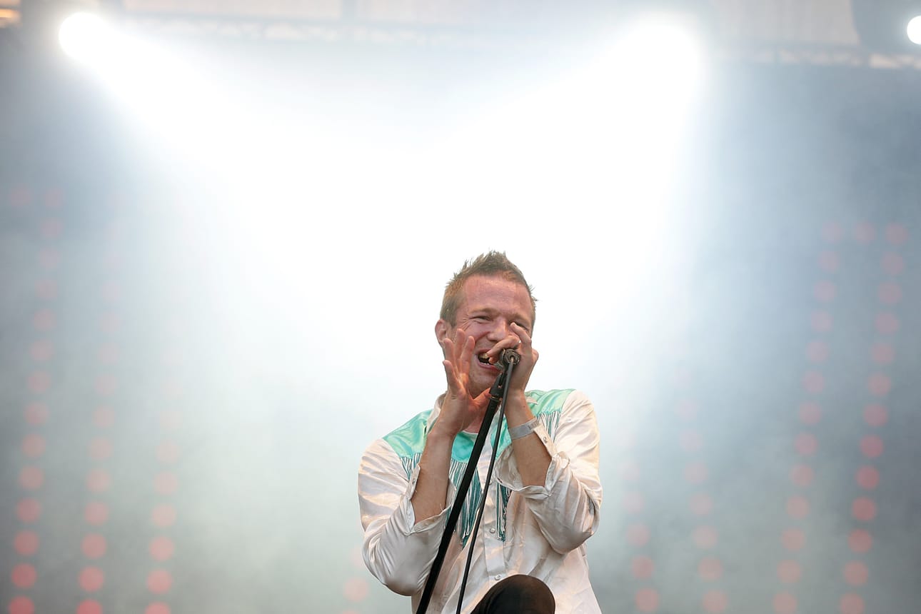 Olavi Uusivirta yhtyeineen laittaa itsensä likoon yleisön edessä. Kuusi show’ta yhdelle viikolle on aika hurja määrä, myöntää laulaja. Kuva Qstockista 2015.