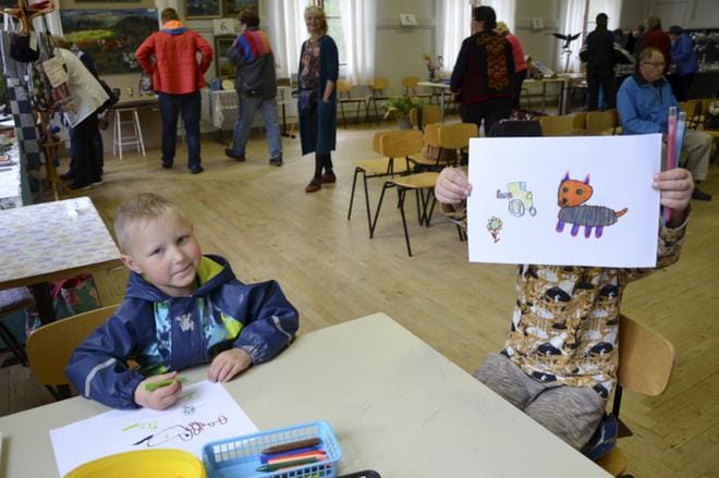 Lenni ja Vili Pyylampi keskittyivät kuvien piirtämiseen. KUVAT: HANNELE YLI-VIITALA