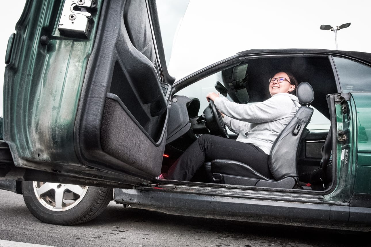 Tämä ei nyt ole ihan sieltä ergonomisimmasta päästä, kauppareissulle avo-Audillaan lähtenyt Maarit Korpua naurahtaa ajoasennolleen. Työssään taksiautoilija hän sen sijaan pyrkii aina istumaan niin, ettei jumeja pääse syntymään.