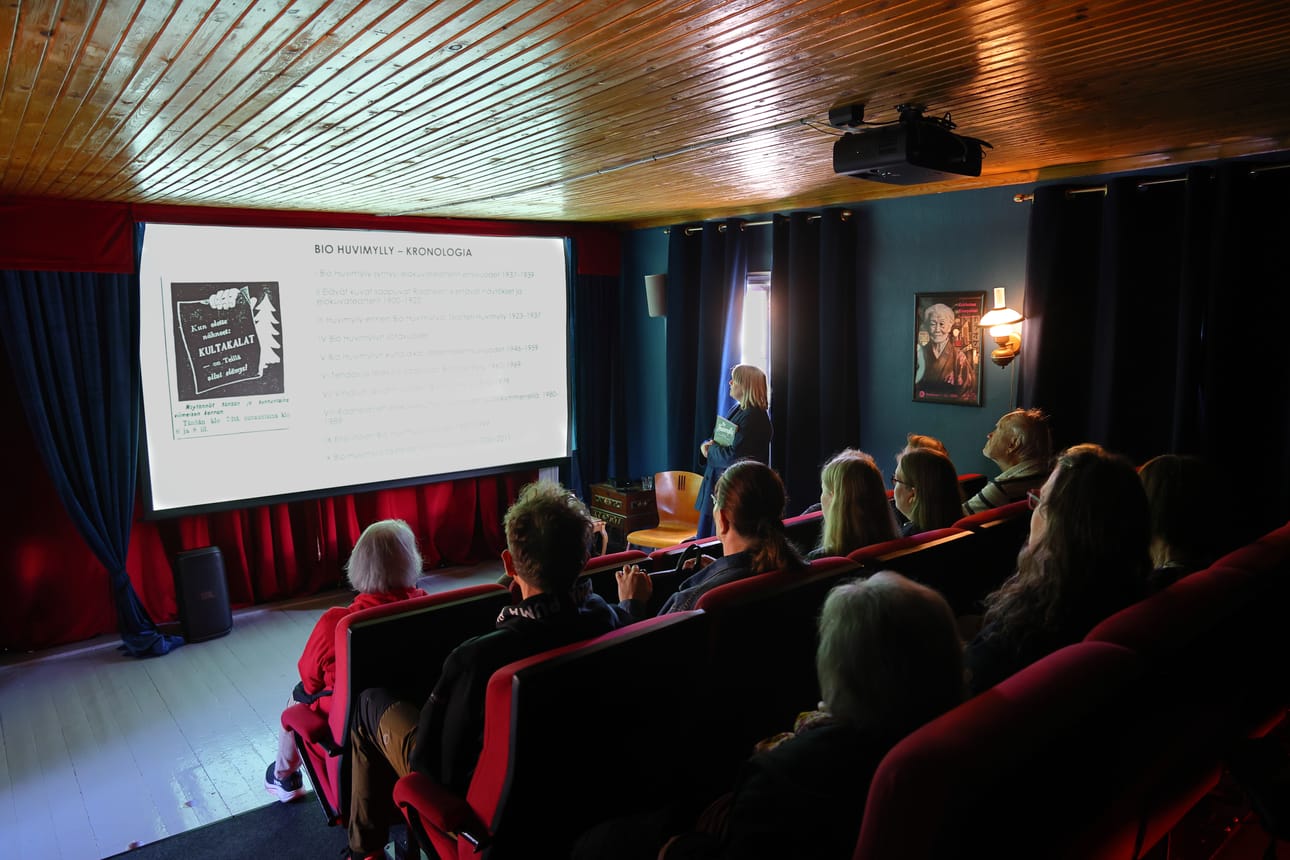 Julkistamistilaisuus pidettiin Kinosalonki Sofialla. Yleisö istui teatterinpenkeillä kuuntelemassa kirjailijan esitystä.