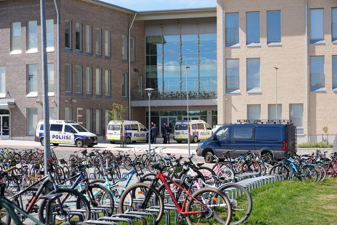 Poliisiautoja Vähäjärven koulun edustalla Pirkkalassa Pirkanmaalla tänään. LEHTIKUVA / Mika Kylmäniemi