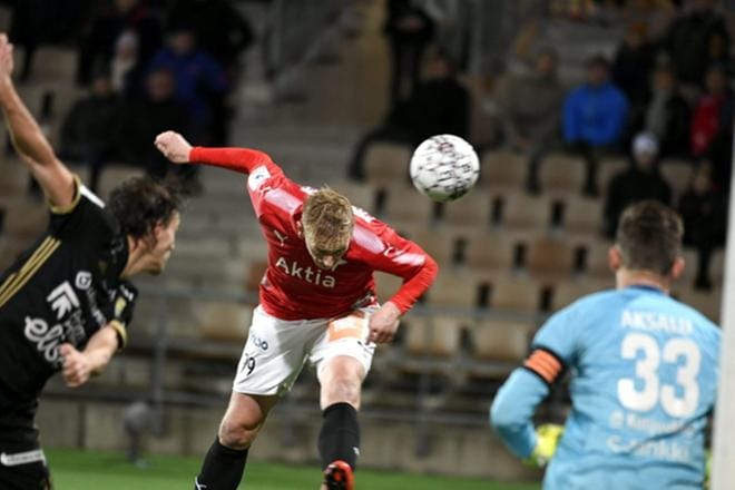 Mikael Forssell puski helsikiläisille kaksi elintärkeää osumaa, sillä tasapelipisteellä HIFK säilytti mahdollisuutensa suoraan säilymiseen ennen viimeistä kierrosta. KUVAT: LEHTIKUVA/MARTTI KAINULAINEN