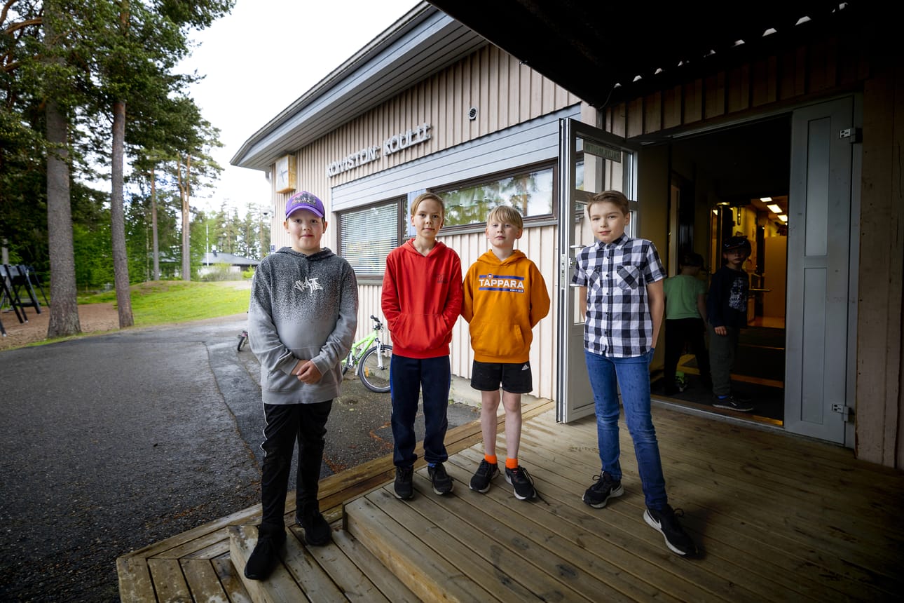 Koiviston koululla järjestettiin hiljattain keskustelutilaisuus koulun tulevaisuudesta. Pietari Vornanen, Jamiel Salo, Mikael Rajaharju ja Sisu Lehtimäki käyvät Koiviston koulua.