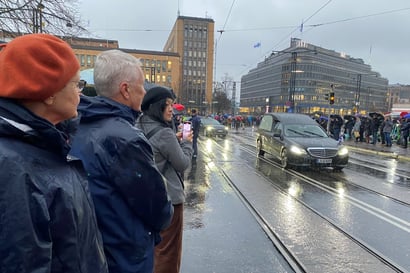 "Rauhanpyrkimysten merkitys nousee näinä aikoina" – Kansalaiset muistelivat presidentti Ahtisaarta surusaaton matkatessa läpi sateisen Helsingin