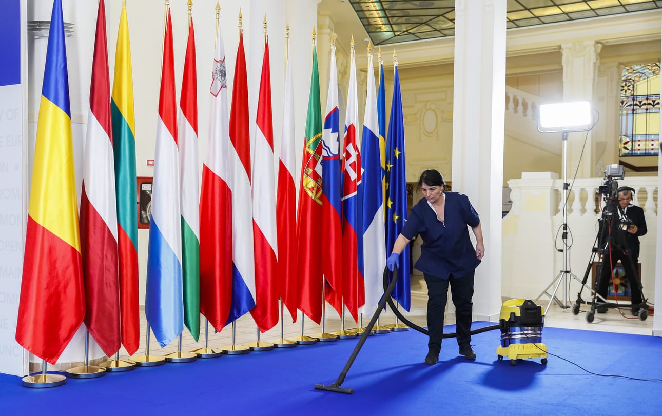 Suomi perii EU-puheenjohtajuuden Romanialta. Virallisia EU-huippukokouksia ei Suomessa olla näillä näkymin järjestämässä. Sibiun kaupungissa Romaniassa valmistauduttiin valtionpäämiesten epäviralliseen tapaamiseen toukokuussa.