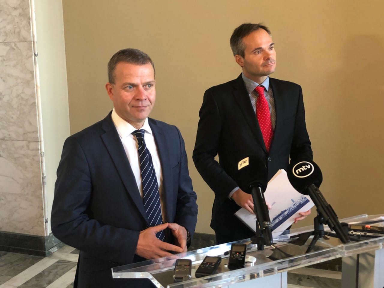 Kokoomuksen puheenjohtaja Petteri Orpo ja eduskuntaryhmän johtaja Kai Mykkänen esittelivät välikysymystä perjantaina eduskunnassa tiedotusvälineille.