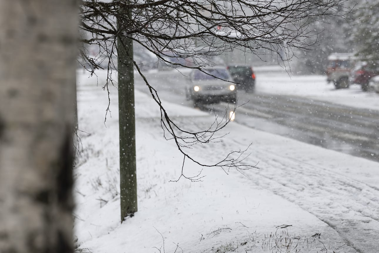 Lumisohjo kiusasi autoilijoita tiistaiaamuna Kuusamon keskustassa.