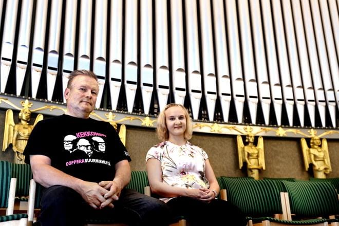Heikki Peltola ja Inka Koskiahde Ilmajoen musiikkijuhlien oopperakuorosta iloitsevat, että oopperoiden musiikkia kuullaan nyt ensi kertaa Ilmajoen ulkopuolella. KUVA: JOUKO HÄNNINEN