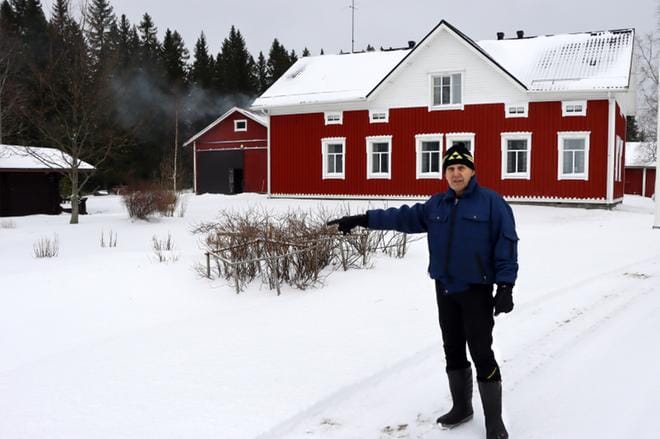 Esko Kuntola näyttää, mistä susi kulki hänen kotipihansa poikki viime viikolla. KUVA: JARMO PANULA