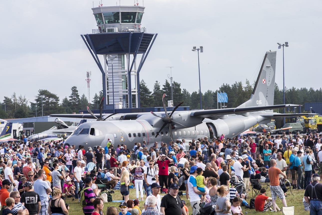 Lentonäytös keräsi Oulunsaloon tuhansia katsojia lauantaina.