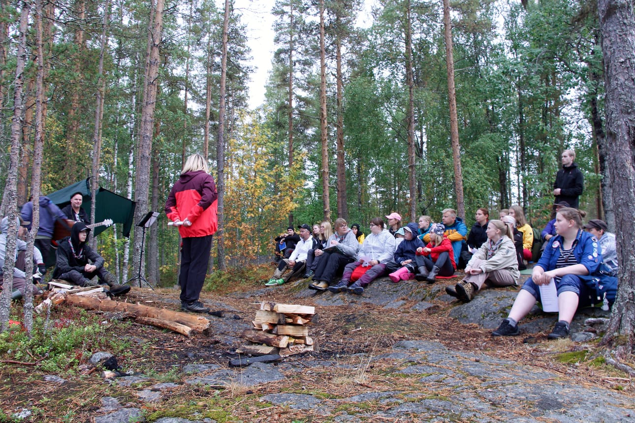 Notskikalliolla kutsuttiin yhdessä, josko Haigi-metsänhaltija suostuisi näyttäytymään hotellivieraille.