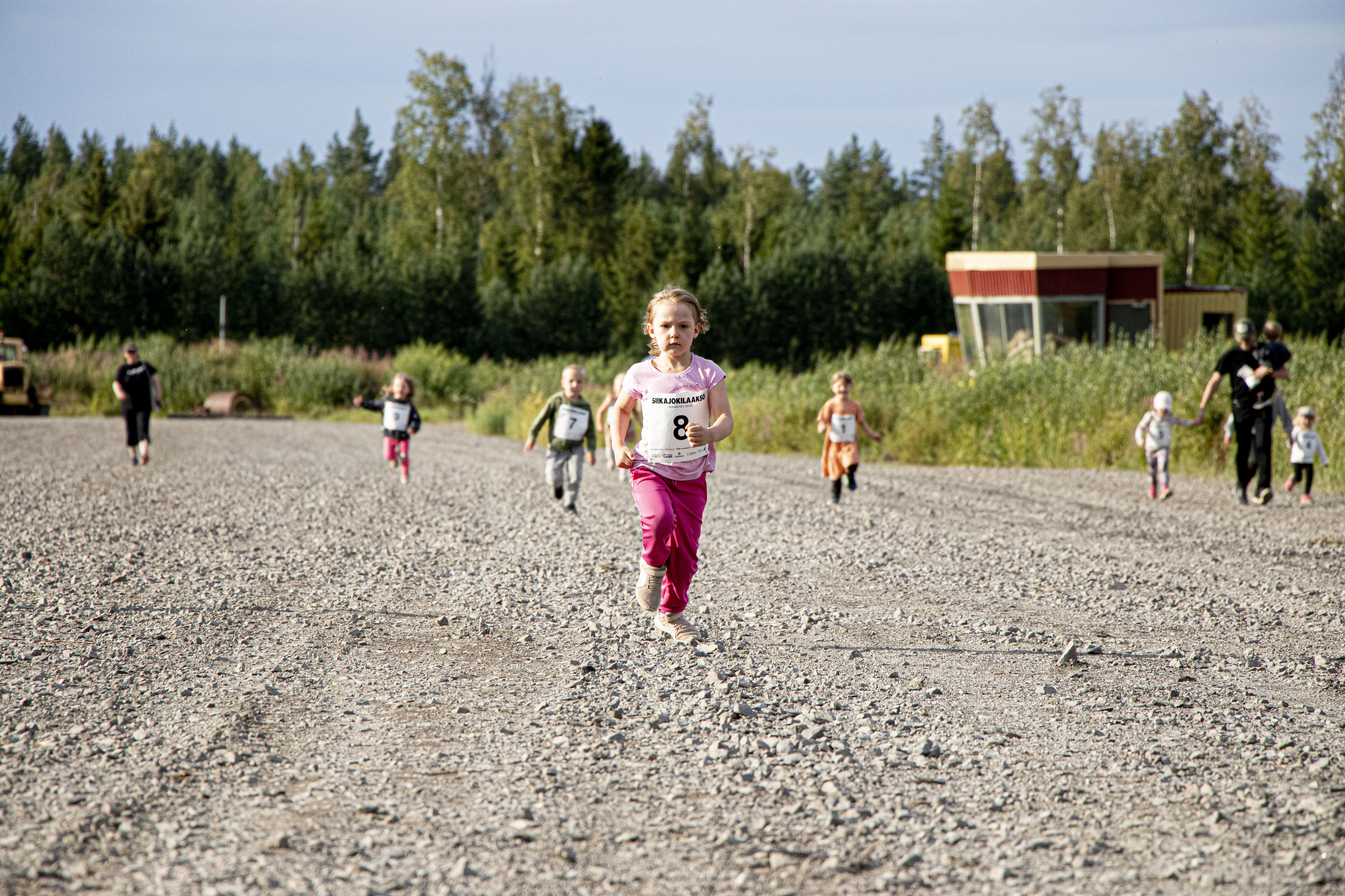 Pienimpien sarjassa juossut Manna Ojantakanen tulossa maaliin.
