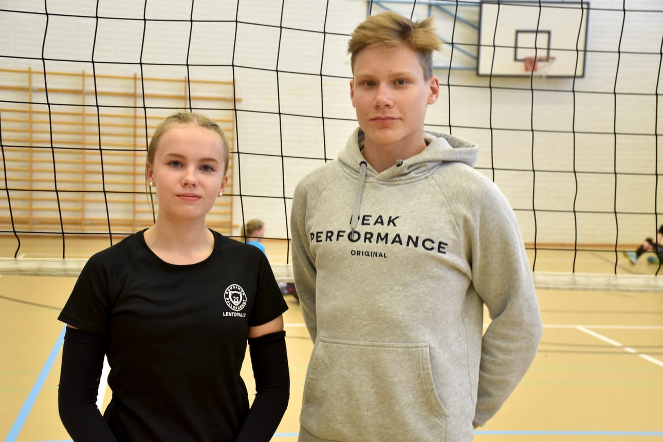 Ville Kulmalan tavoitteet lentopallolijana ovat korkealla. Napapiirin Palloketuissa pelaava kuusamolainen tähyää ulkomaille. Anna Rajala taas haluaa lajin pysyvän hyvänä harrastuksena mahdollisimman pitkään. Sekä Kulmala että Rajala nähdään viikonloppuna B-nuorten alue-SM-turnauksessa Mikkelissä.