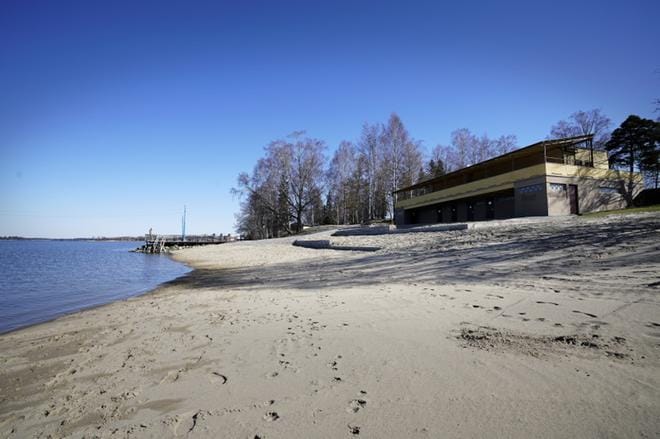 Kahvilarakennuksen edusta on pengerretty, jotta hiekat eivät valu enää mereen. KUVA: SAMPPA TOIVONEN