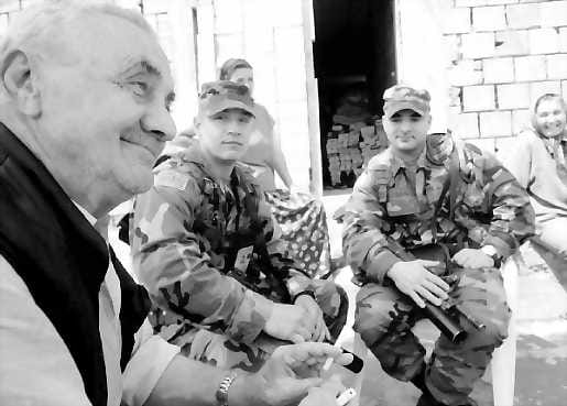 Amerikkalaissotilaita partioimassa Bosniassa keväällä. YK-mandaatti uhkaa katketa kiistaan syytesuojasta.
