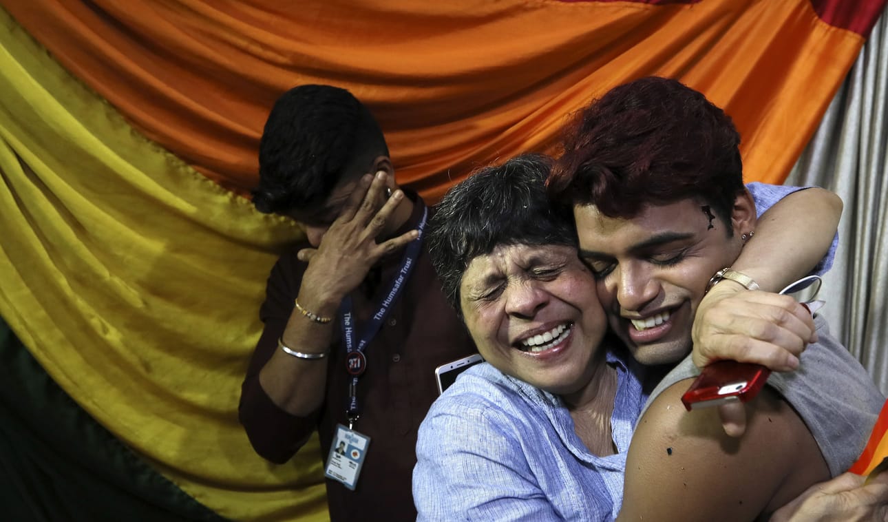 Ihmiset riemuitsivat Intian Mumbaissa torstaina kuultuaan, että homoseksin dekriminalisoinnista tuli totta.