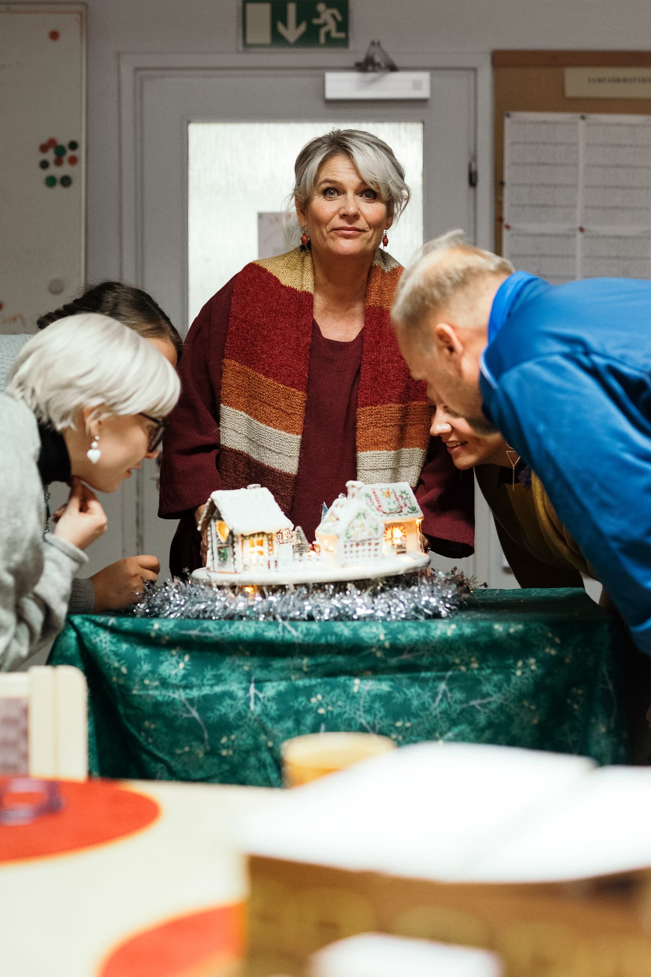 Anneli-opettaja (Pirkko Hämäläinen) ärsyttää kollegaa olemalla joka asiassa itse täydellisyys, myös piparkakkutalojen leivonnassa.