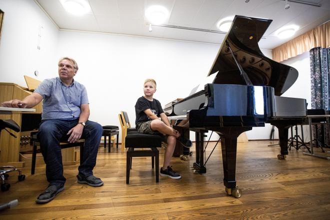 Teppo Koivisto opettaa Ahti Ihoselle muun muassa Mendelssohnin kappaletta, joka kuultaneen kurssin päätöskonsertissa. Ihosen mielestä kappale on mukava, mutta aika hankala nopean tahdin vuoksi. – Siinä on isot otteet ja Ahti yltää niihin juuri ja juuri, Koivisto kertoo. KUVAT: MAIJA SAANIO