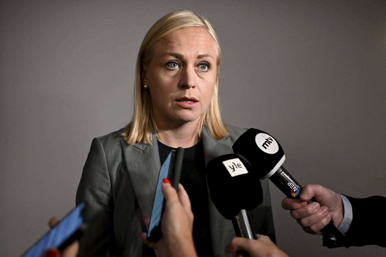 "Seisomme Iranin kansan rinnalla – niin naisten kuin miesten", ulkoministeri Elina Valtonen kirjoittaa viestipalvelu X:ssä.