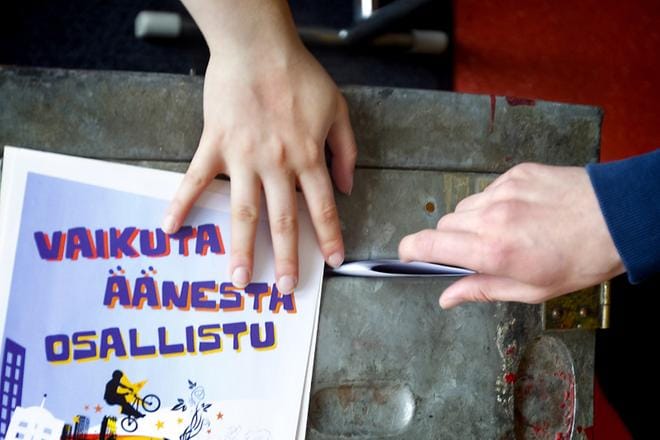 Useimmissa peruskouluissa ja lukiossa käydään varjovaalit samoihin aikoihin valtiollisten vaalien kanssa. Äänestyskäytännöt opitaan turvallisessa ja tutussa kouluyhteisössä, mutta pelkästään sillä ei demokratiakasvatusta voida kuitata. KUVA: MARIA MÄKI