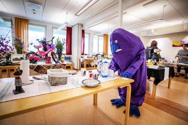 Elisa Kristola viihdytti monipalvelukirjaston vieraita Mörkö-puvussa, jonka hän on itse ommellut jo paljon ennen tämän kevään muotibuumia. Mörköä kiinnostivat tietysti katettujen pöytien herkut.
