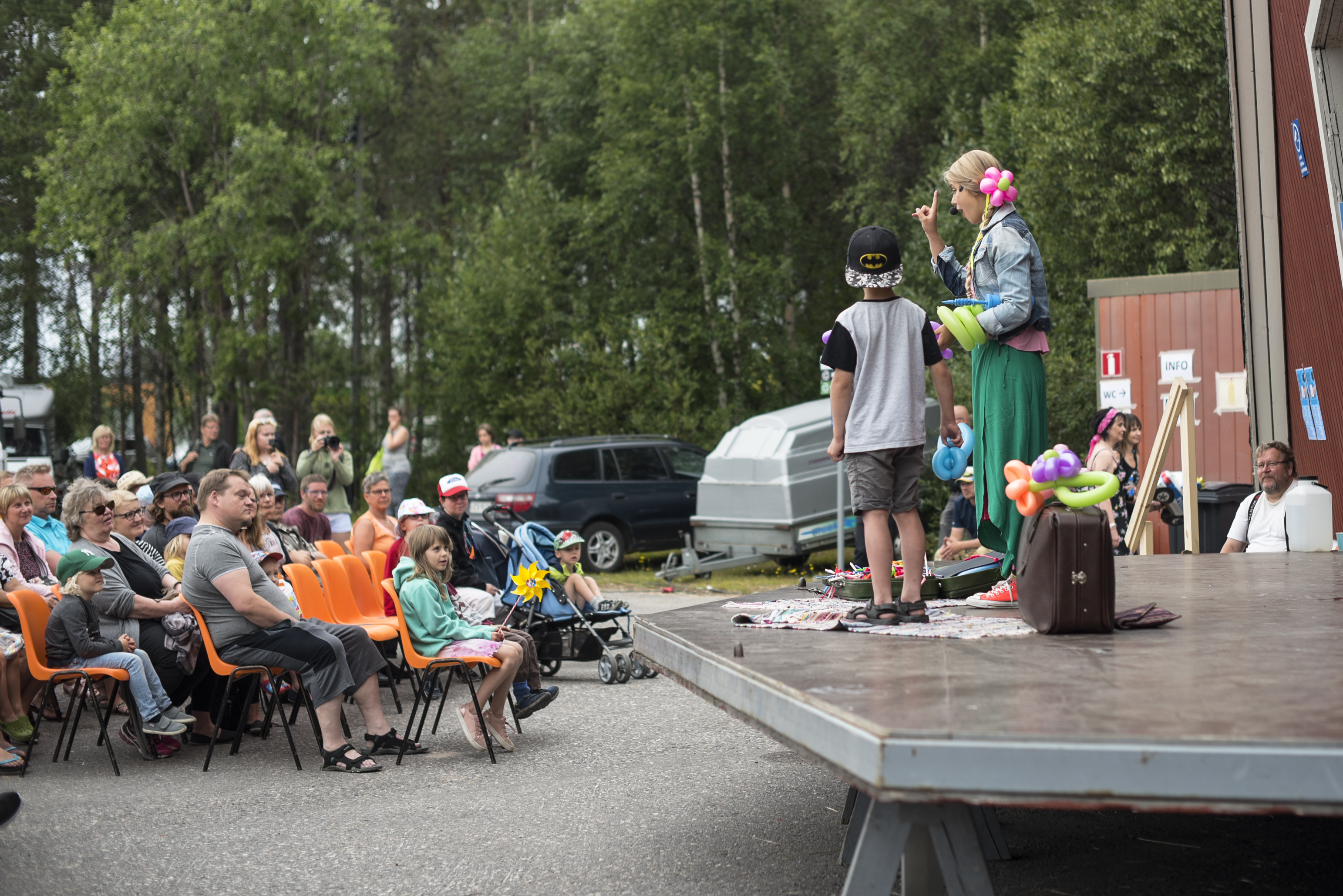 Ilmapallotaikuri Taika ihastutti pieniä ihmisiä tarinoillaan Ilmapallomaasta, jossa kaikki on tehty ilmapallosta.