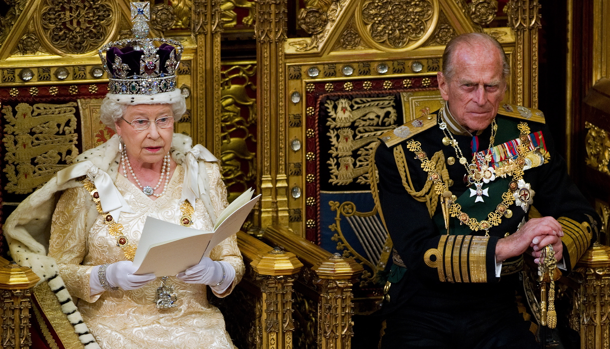 Kuningatar Elisabet piti parlamenttikauden avaavan puheen ylähuoneessa toukokuussa 2010. Silloin hänen vierellään oli vielä prinssi Philip.