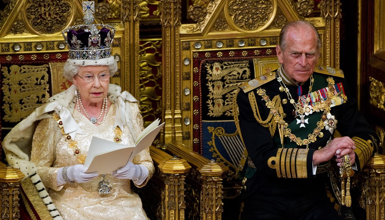 Kuningatar Elisabet piti parlamenttikauden avaavan puheen ylähuoneessa toukokuussa 2010. Silloin hänen vierellään oli vielä prinssi Philip.